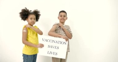 Aşılanmış beyaz arka planda afişi olan siyahi çocuklar