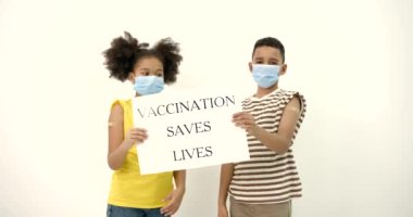 Aşılanmış beyaz arka planda afişi olan siyahi çocuklar