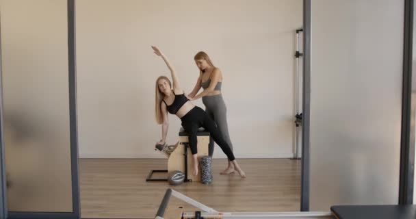 Έγκυος γυναίκα κάνει Pilates ασκήσεις με εκπαιδευτή — Αρχείο Βίντεο