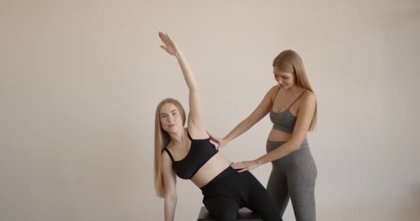 Pregnant woman doing Pilates exercises with instructor — Vídeos de Stock