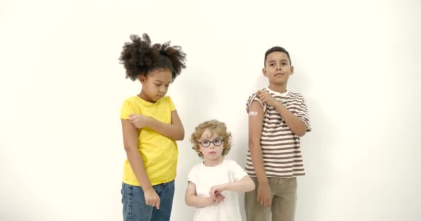 白地の上に立つ多人種間の子供たちをワクチン接種 — ストック動画