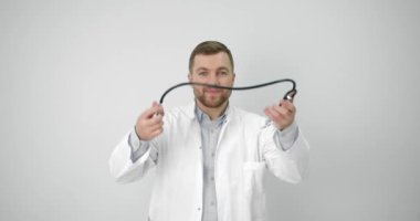 Genç Avrupalı doktor steteskop kullanıyor.