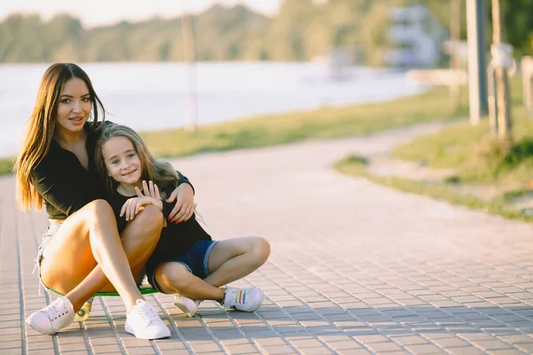 Mother and daughter having fun while skating at park — Stockfoto