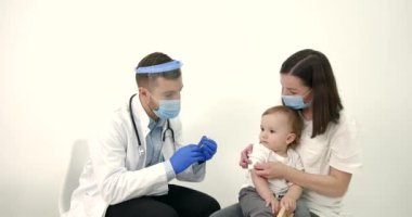 Annesi çocuk doktorunda aşı yaptırıyor.