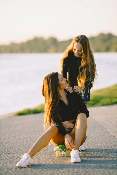 Madre e figlia si divertono mentre pattinano al parco — Foto Stock