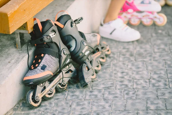 Çocukların bacağına yakın çekimde patenler.