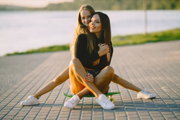 Mère et fille s'amusent en patinant au parc — Photo