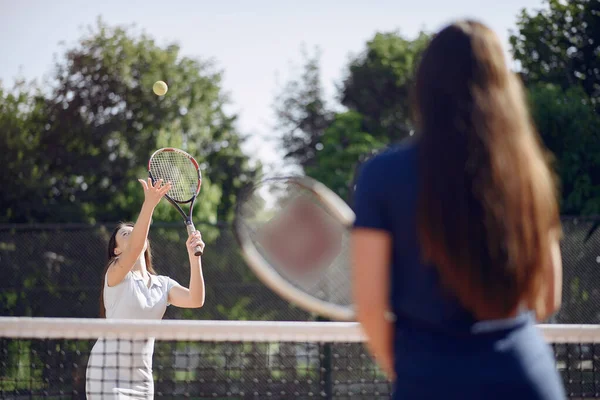 試合中にテニスコートで2人の女性テニス選手が — ストック写真