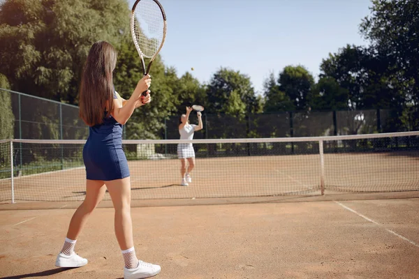 Due tenniste su un campo da tennis durante la partita — Foto Stock