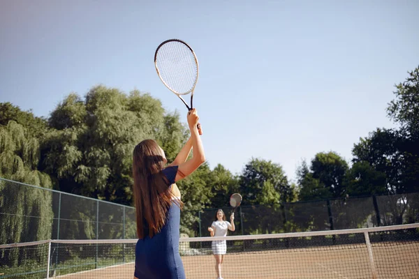試合中にテニスコートで2人の女性テニス選手が — ストック写真