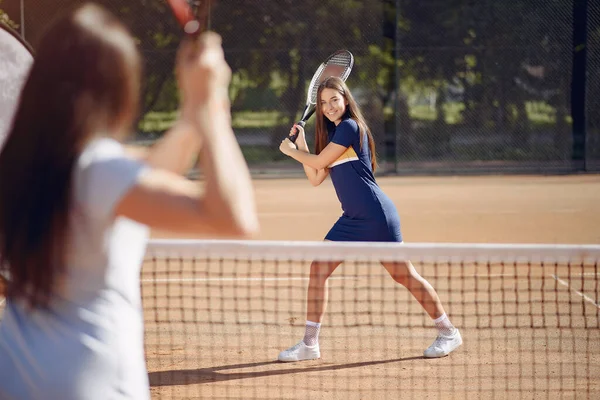Dwie kobiety tenisistki na korcie tenisowym podczas meczu — Zdjęcie stockowe