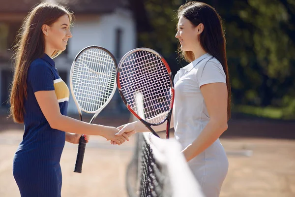 Two female tennis players shaking hands after the match — Stock fotografie