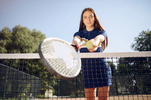 Jugadora de tenis caucásica sosteniendo una raqueta y posando para una foto — Foto de Stock