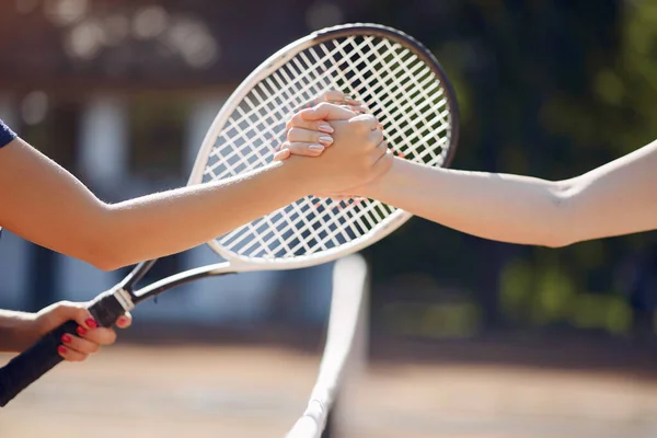 Professionella tennisspelare skakar hand vid nätet — Stockfoto