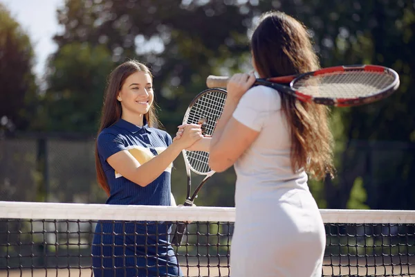 Profesyonel tenisçiler internette el sıkışıyor. — Stok fotoğraf