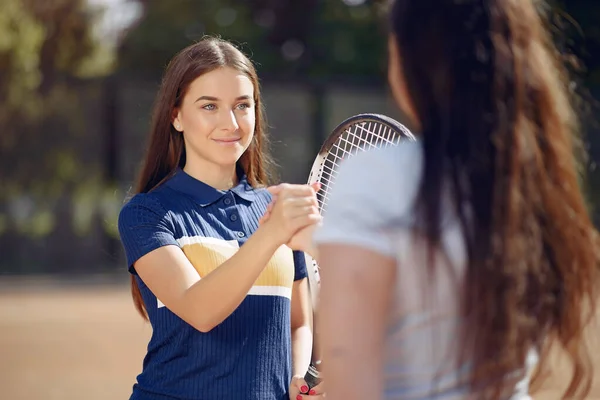 Professionella tennisspelare skakar hand vid nätet — Stockfoto