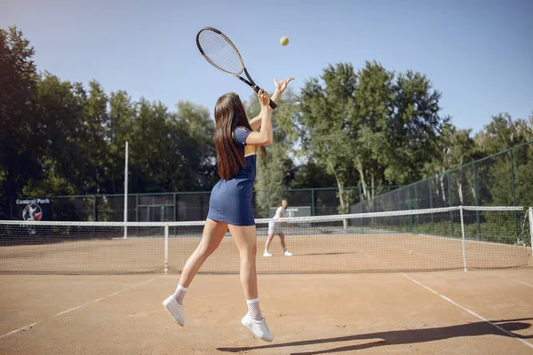 Caucasian female tennis player playing on the court outdoors — Stock fotografie