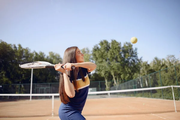 Καυκάσια γυναίκα τενίστρια παίζει στο γήπεδο σε εξωτερικούς χώρους — Φωτογραφία Αρχείου