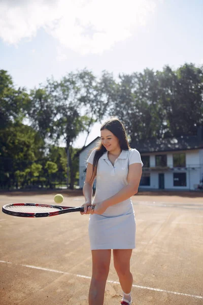 Biała kobieta tenisistka gra na korcie na świeżym powietrzu — Zdjęcie stockowe
