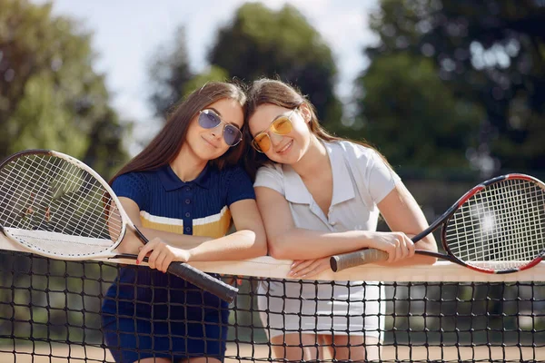 Two female tennis players on a tennis court posing for a photo — Foto Stock