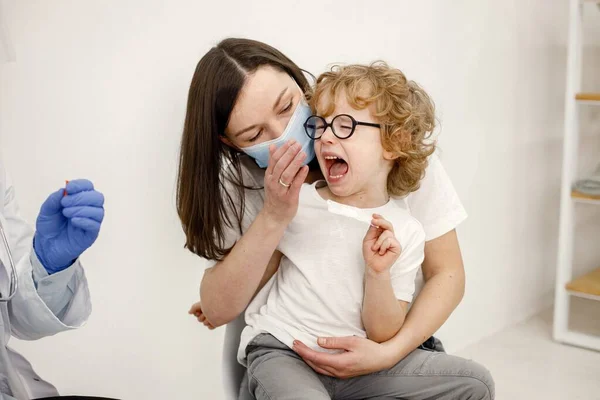 Niño gritando porque el doctor va a hacer la vacunación — Foto de Stock