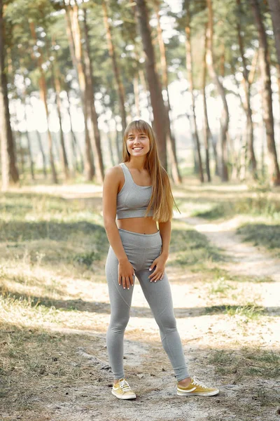 Menina bonito fazendo ioga em uma floresta de verão — Fotografia de Stock