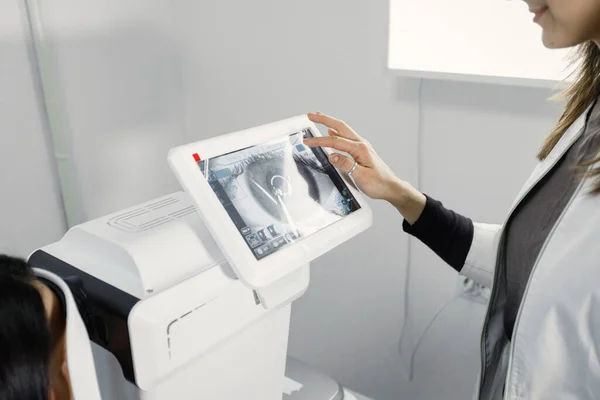 Optometrist checking sight of a patient on special equipment — Stockfoto