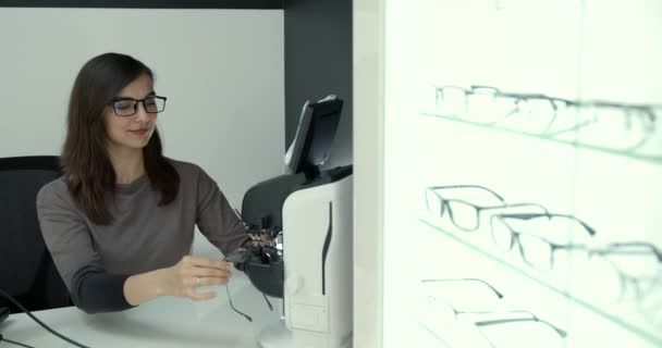 डिवाइस में व्यक्तिगत चश्मा बनाने की प्रक्रिया — स्टॉक वीडियो