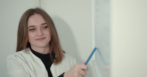 Skolflicka flicka i en ljus modern optiker kontor — Stockvideo