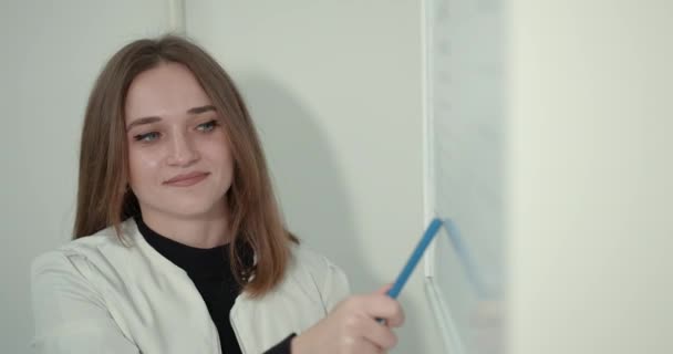 Schoolgirl girl in a bright modern optometrists office — Video