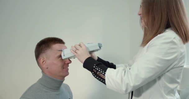 Молодой человек с короткой стрижкой в офисе проверяет зрение — стоковое видео