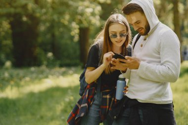 Sevimli çift bir yaz ormanında dinlendirin