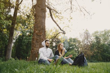 Sevimli çift bir yaz ormanında dinlendirin