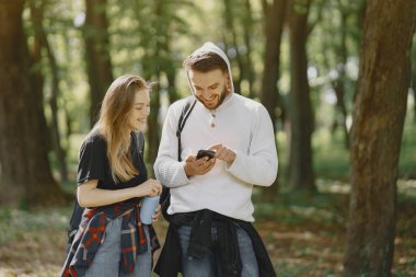 Sevimli çift bir yaz ormanında dinlendirin