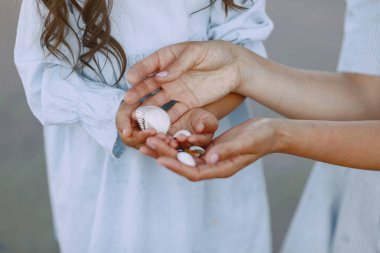 Anne ve kızı küçük nehirde oynuyorlar.