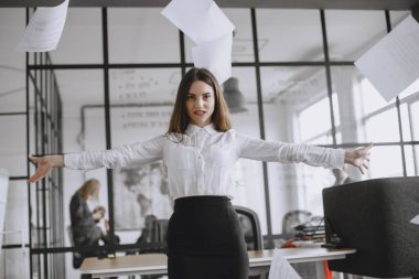 Elinde belgeler tutan bir kadın..