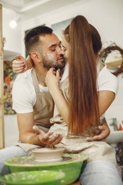 Seramik sanat adlı genç çift