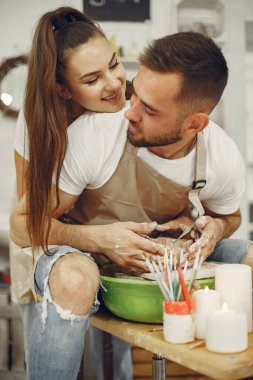 Seramik sanat adlı genç çift