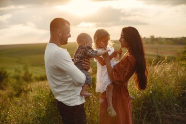 Yaz tarlasında oynayan sevimli bir aile.