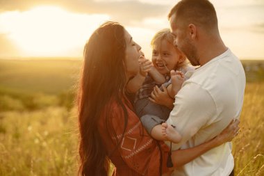 Yaz tarlasında oynayan sevimli bir aile.