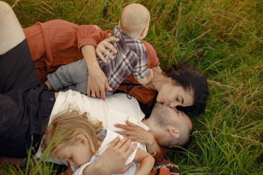 Yaz tarlasında oynayan sevimli bir aile.