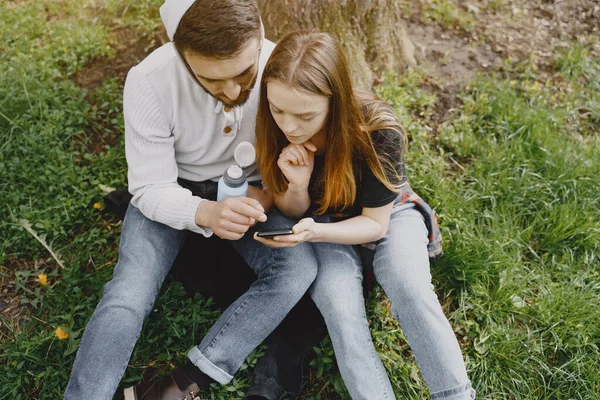 Casal bonito tem um resto em uma floresta de verão — Fotografia de Stock