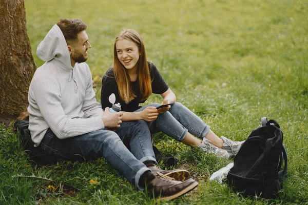 Sevimli çift bir yaz ormanında dinlendirin