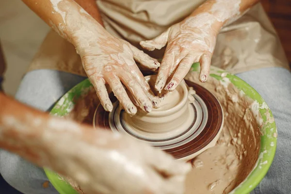 Close up photo of hands making on a pottery — стоковое фото