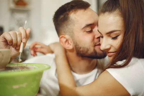 Jeune couple à l'œuvre en poterie — Photo