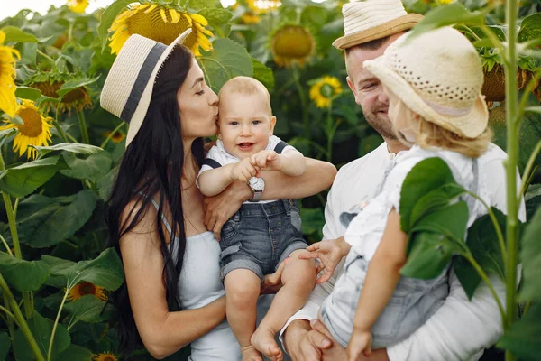 Beautiful family and child with sunflower in spring field —  Fotos de Stock