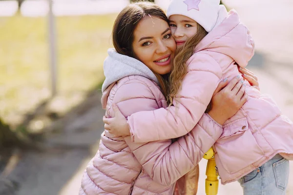 Mother with daughter playing in a spring park — Stock Photo, Image