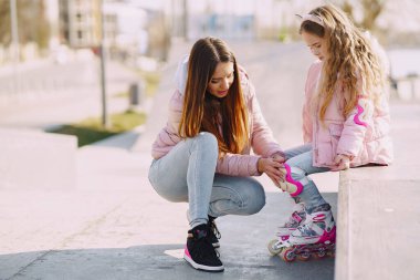 Ana kızıyla birlikte bahar parkında, tekerlekli sandalyede.