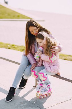 Ana kızıyla birlikte bahar parkında, tekerlekli sandalyede.