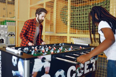 Uluslararası çift bir kulüpte futbol oynuyor.